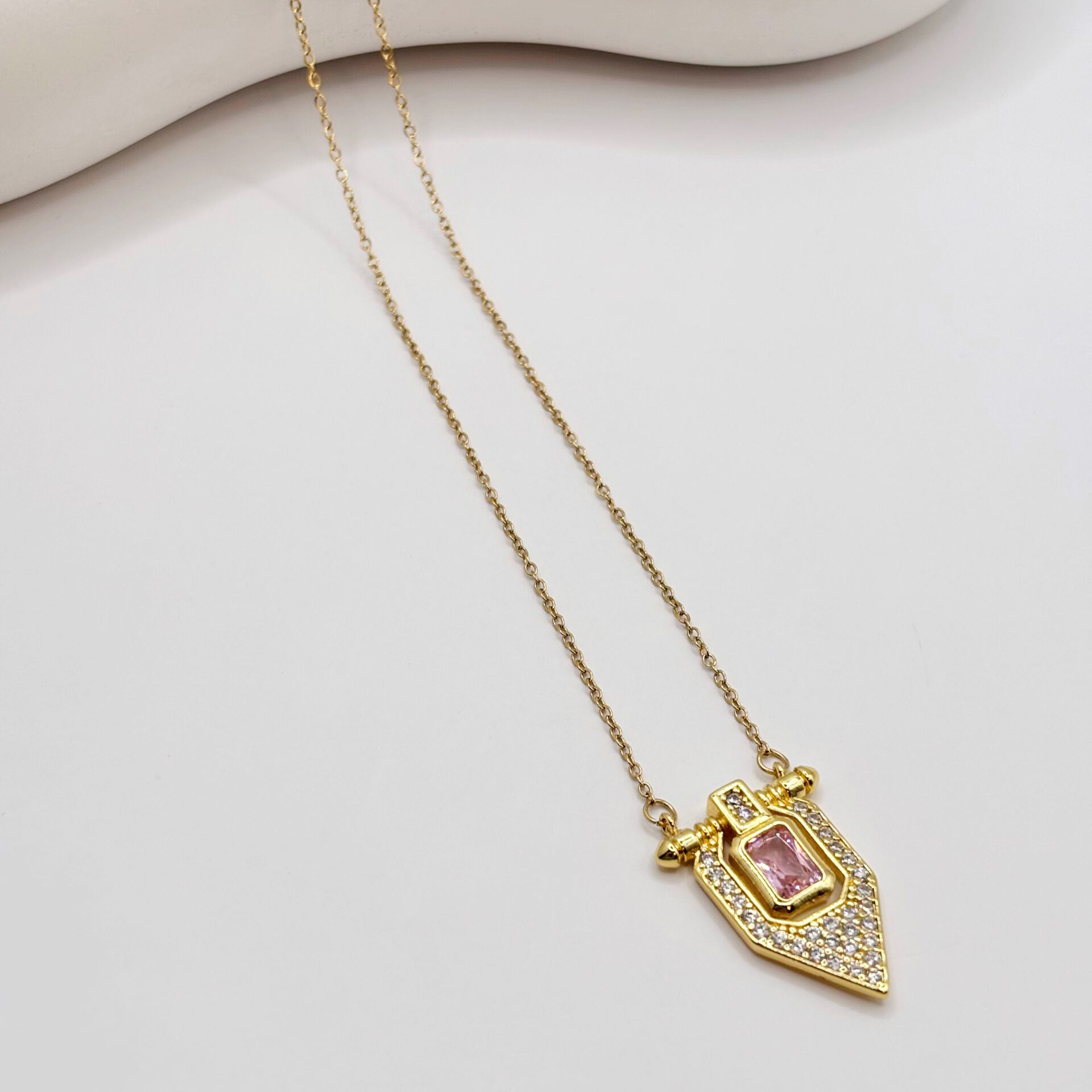 Gold Pembe ve Zirkon Taşlı Üçgen Kolye