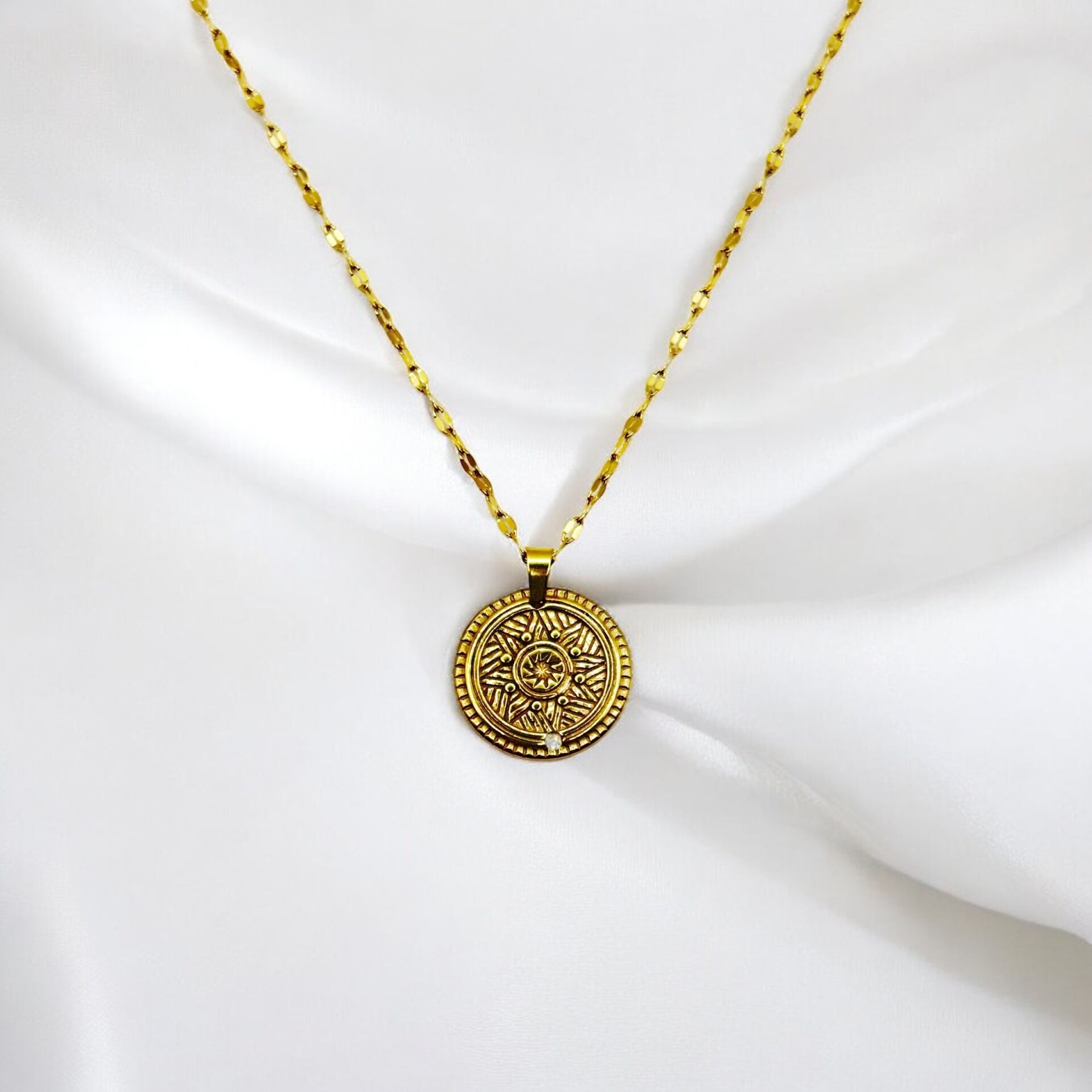 Çelik Vintage Madalyon Gold Renk Kolye
