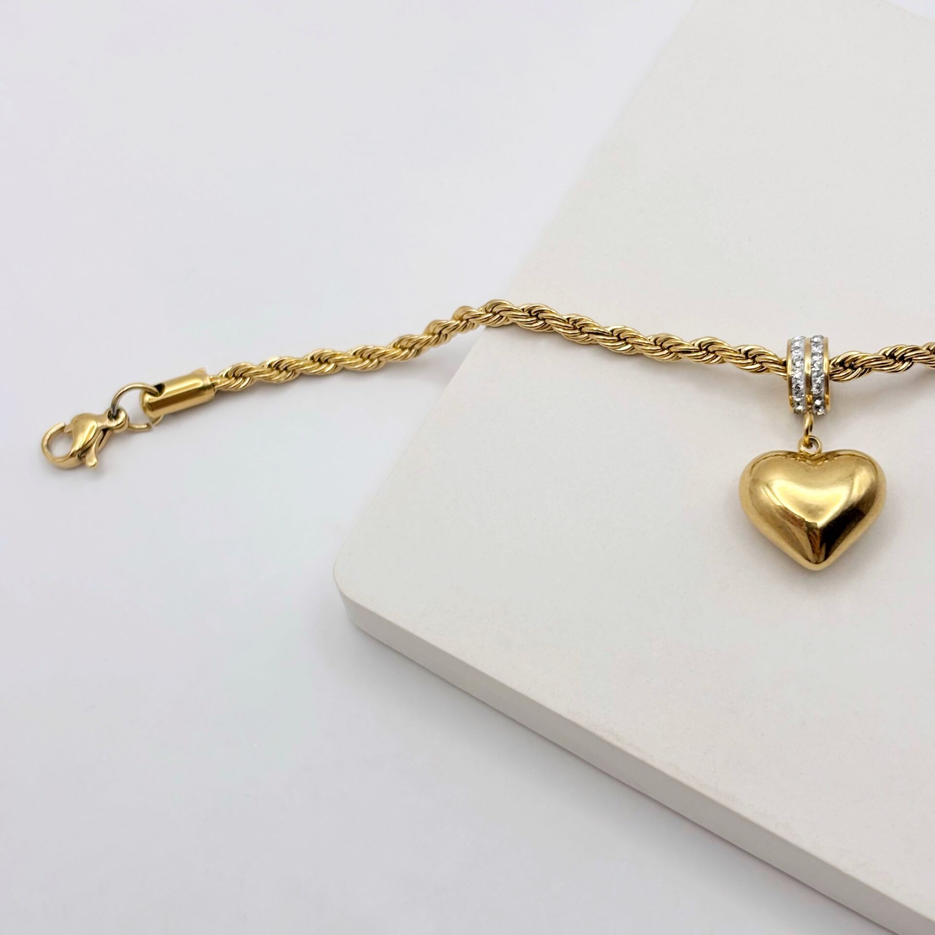 Kalp Charm’lı Altın Renk Burgu Bileklik